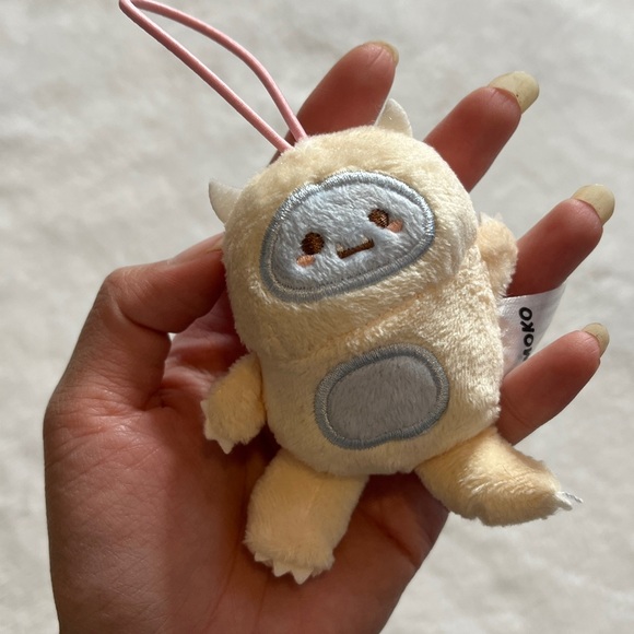 Smoko loop keychain Cream adorable snowman like creature Plush Toy - Picture 9 of 9